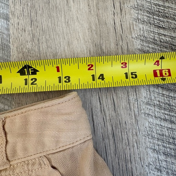 3/$15! Universal Thread Women's Beige Shorts - Picture 4 of 8